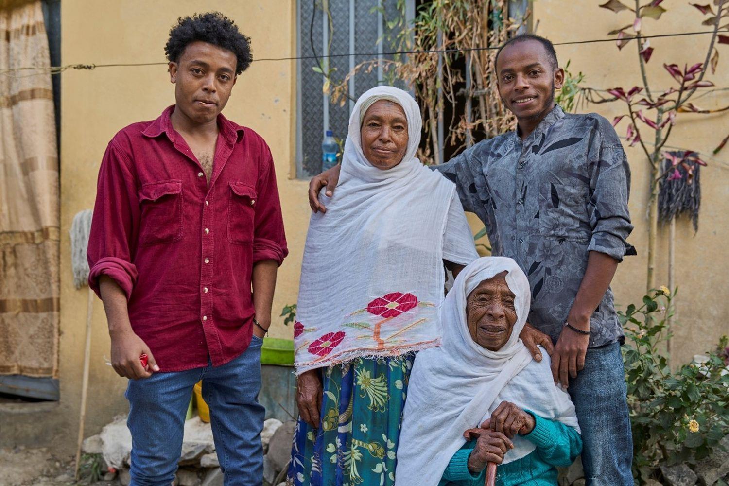 Eine Familie, eine Mutter mit ihren zwei jugendlichen Söhnen und deren Großmutter