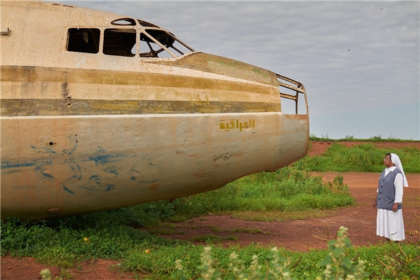 Ein altes Flugzeug erinnert an unruhige Zeiten, die seit 1955 beinahe Dauerzustand im Südsudan sind.
