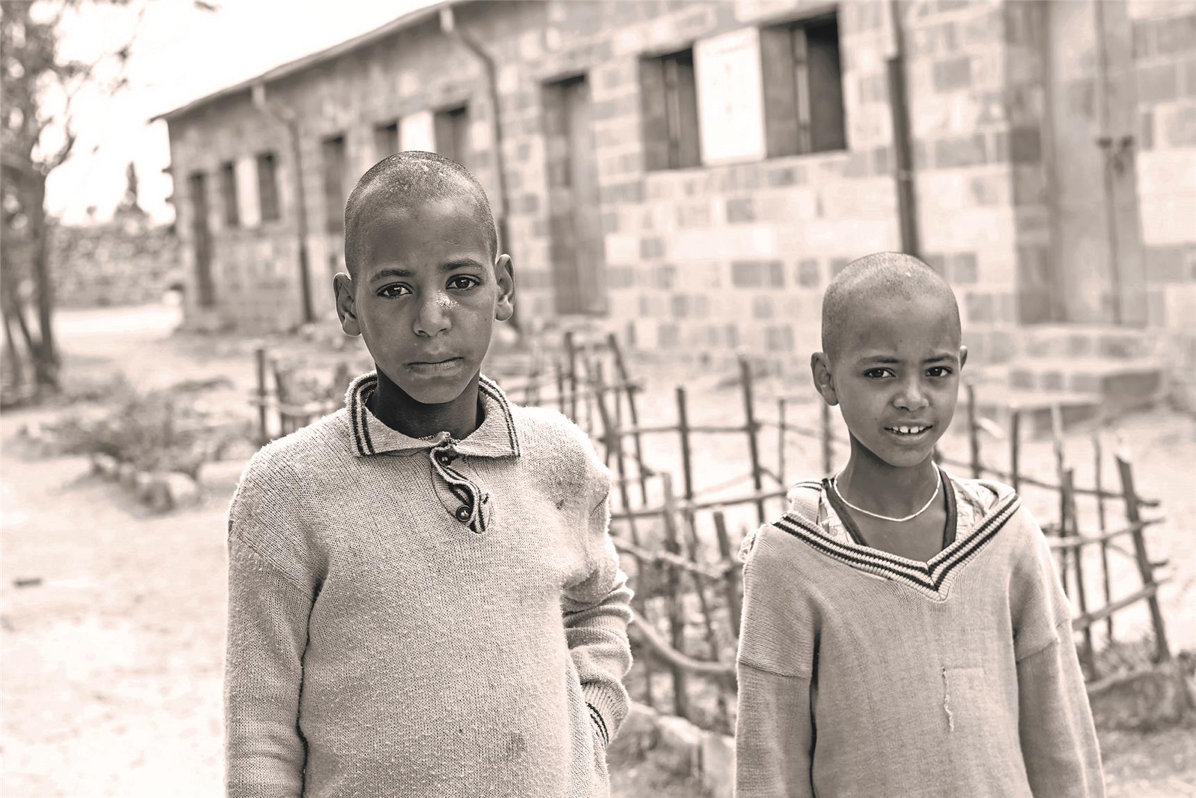 Äthiopien: drei Menschen sitzen auf der Straße