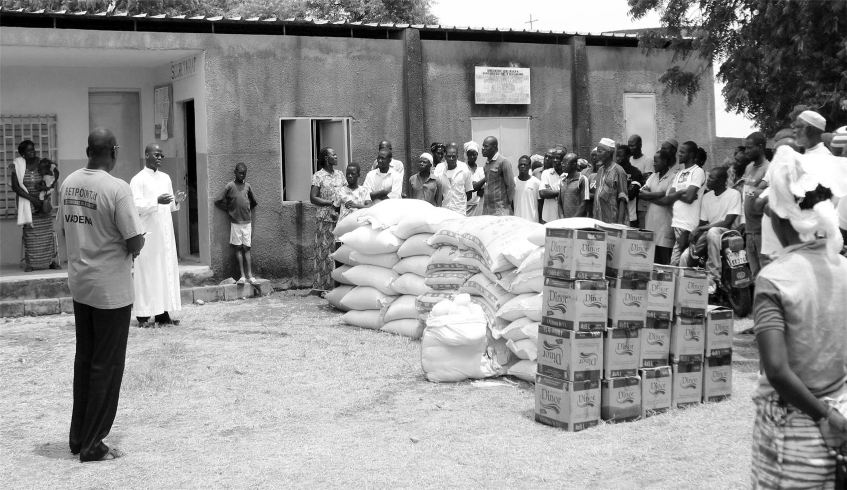 Verteilung Lebensmittel vor einem Gemeindezentrum