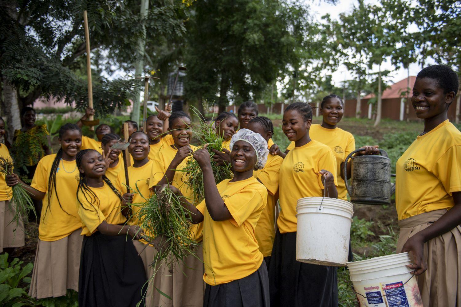 Die Mädchen bekommen im Caritas-Zentrum kostenlose Bildung. Gartenarbeit gehört dazu. 