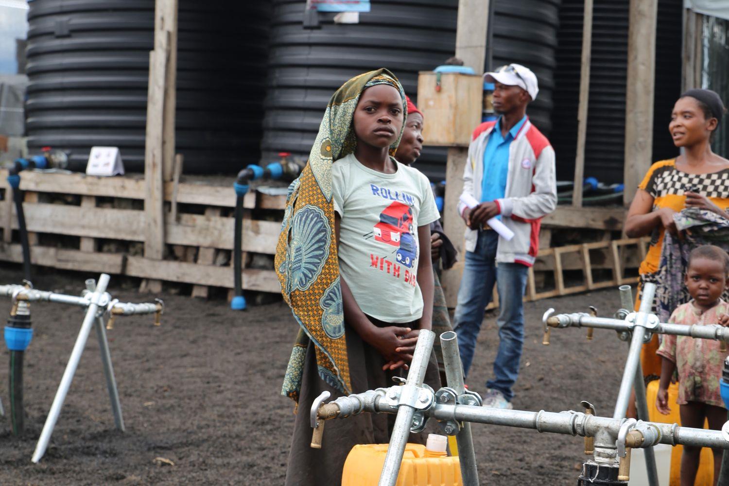 Caritas leistet Nothilfe in den Flüchtlingscamps in Goma: Eine Junge füllt einen Wasserkanister auf.