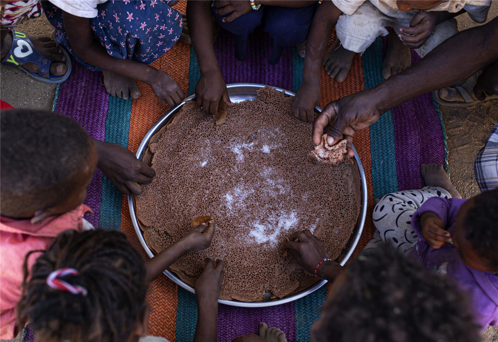 Eritrea: Schwammbrot mit Kindern, die davon essen