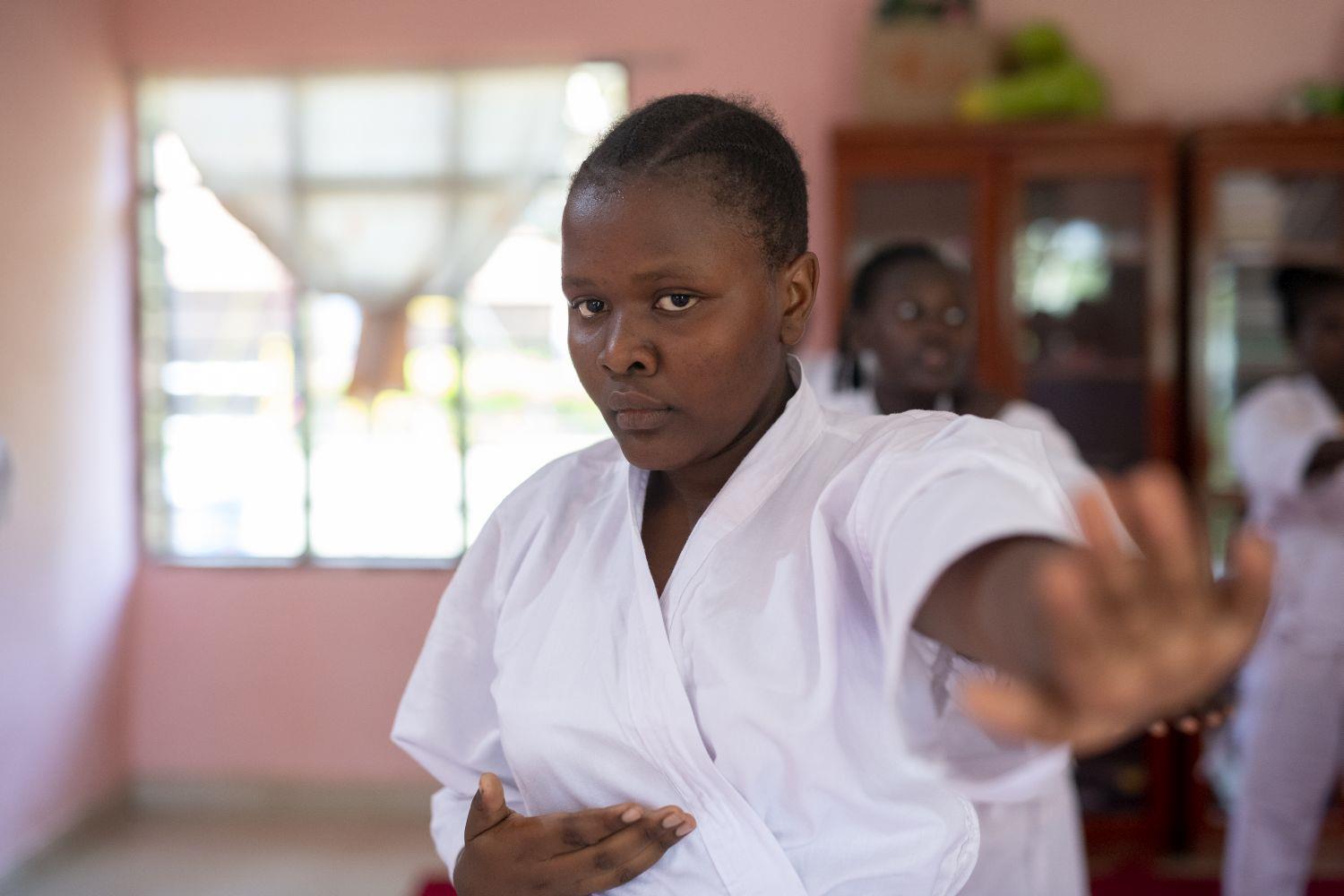 Straßenmädchen Happy. Im Caritas-Zentrum bekommt sie neben Bildung auch einen Karatekurs.
