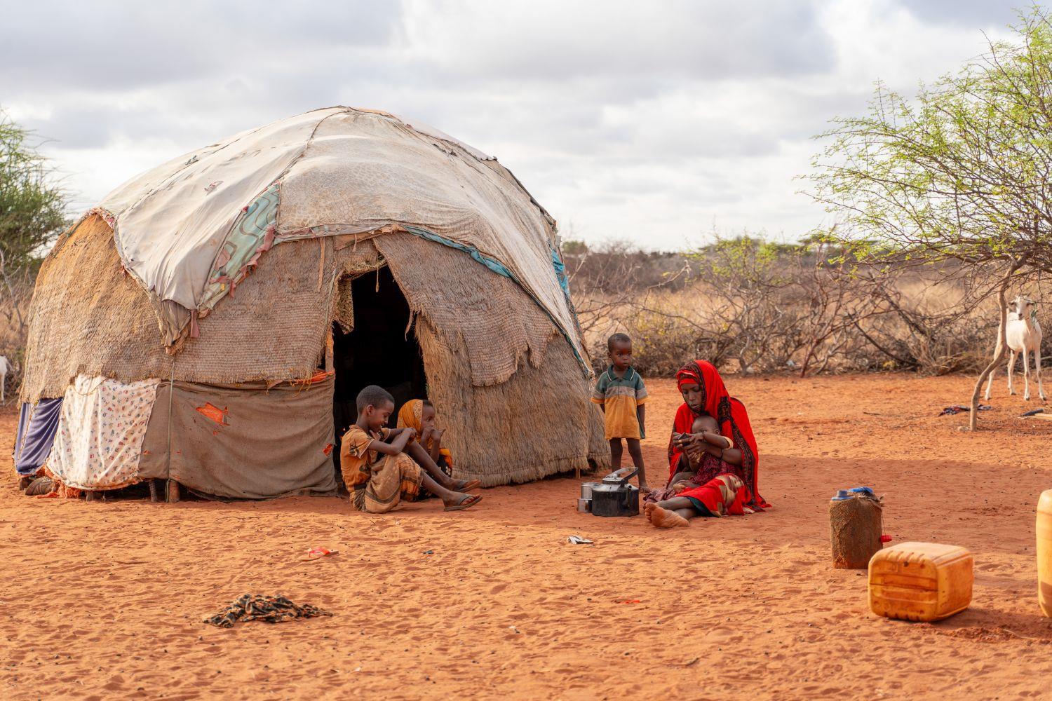 Familie in Somalia vor Zelt