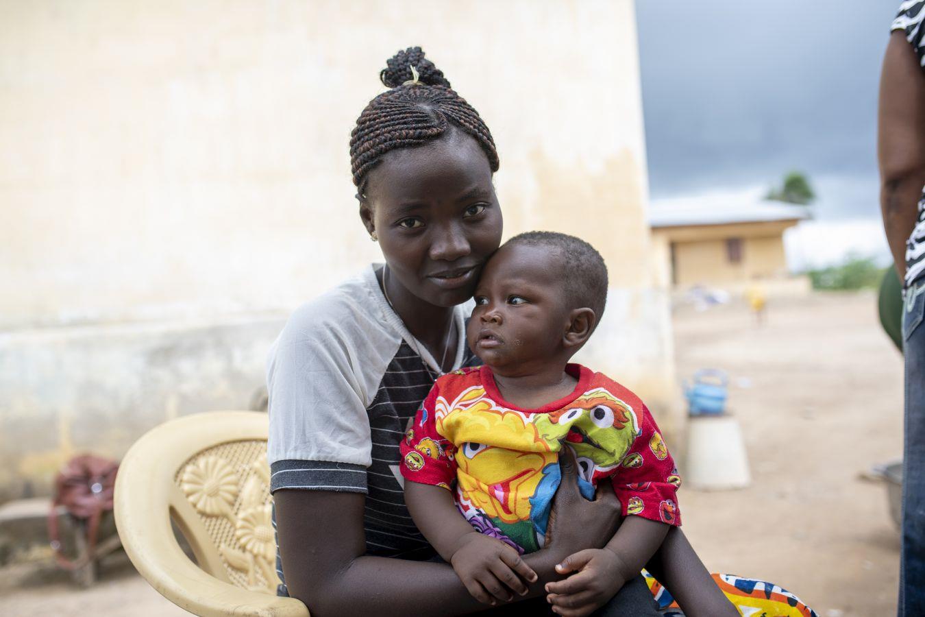 Jennet mit ihrem kleinen Sohn in Sierra Leone