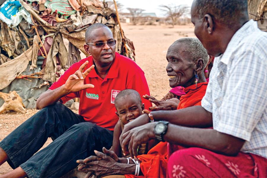 Wario Guyo Adhe im Gespräch mit Nomadenfamilie