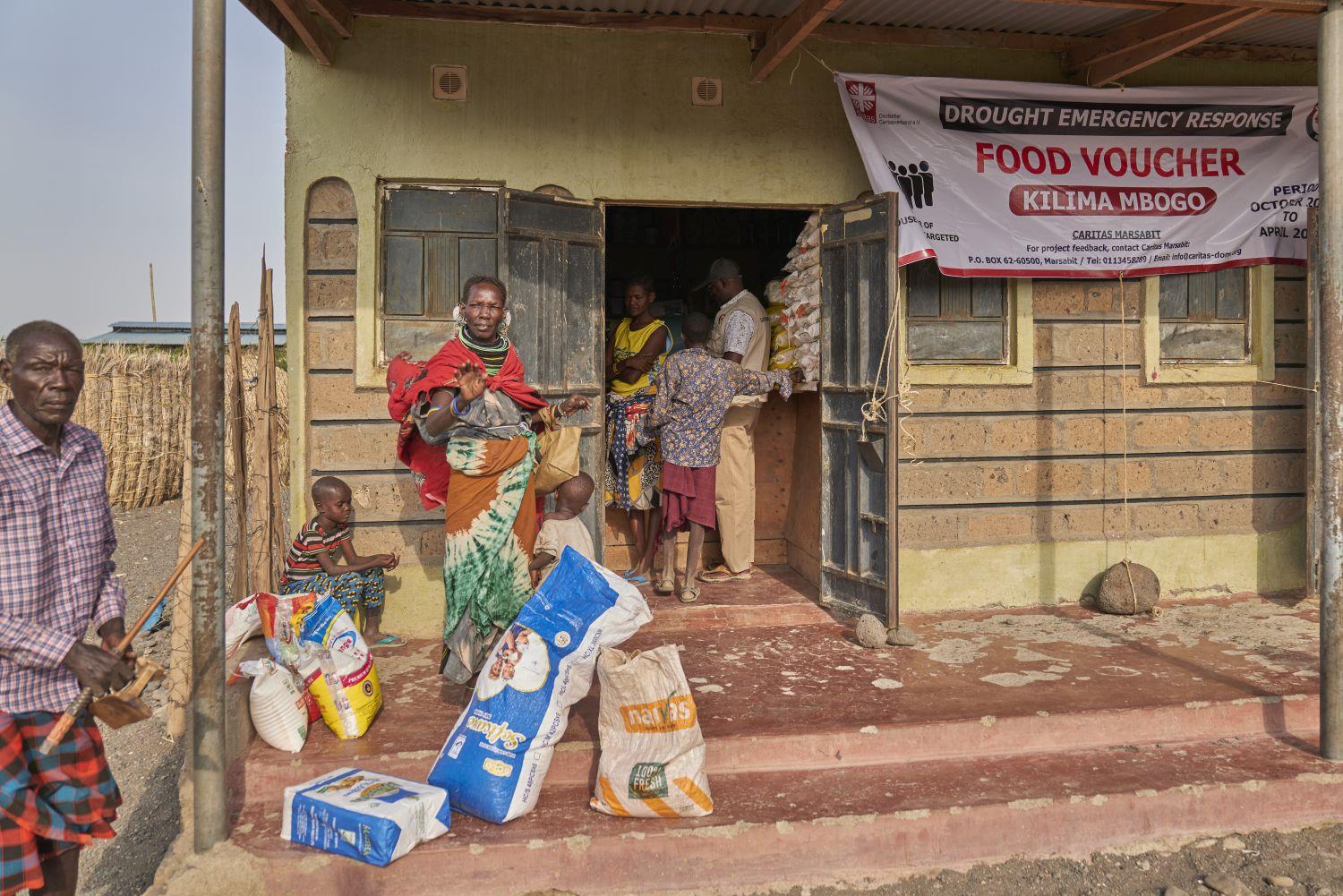 Menschen haben aufgrund der Dürre Lebensmittelgutscheine erhalten, die sie in einem kleinen Warenhaus einlösen können. 
