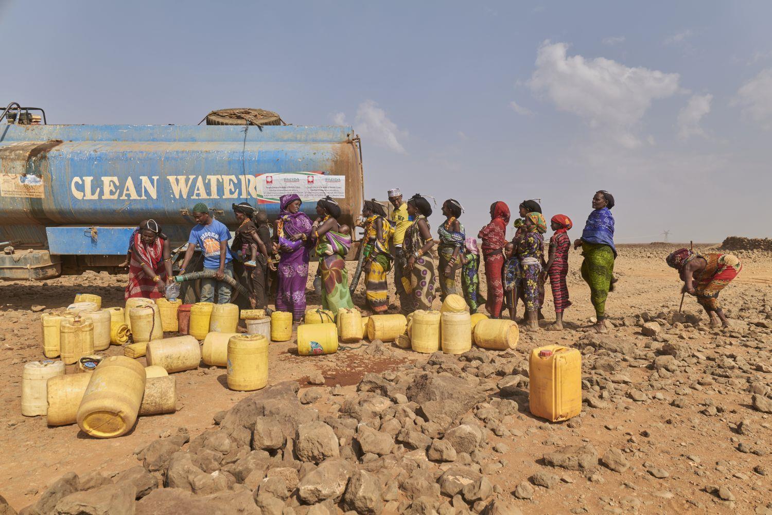 Ein Tanklaster liefert Trinkwasser für die Menschen in Kenias Dürregebiet.
