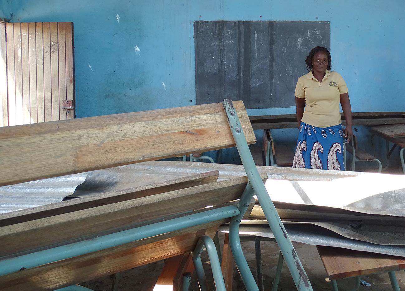 Mosambik: Lehrerin in zerstörter Schule