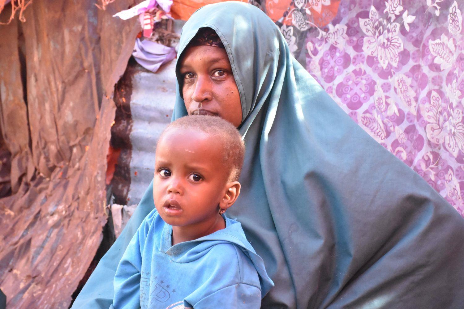 Viele Menschen müssen aufgrund der Dürre in Somalia fliehen. Frauen und Kinder sind besonders gefährdet.