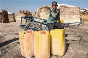 Junge mit Trinkwasserkanistern