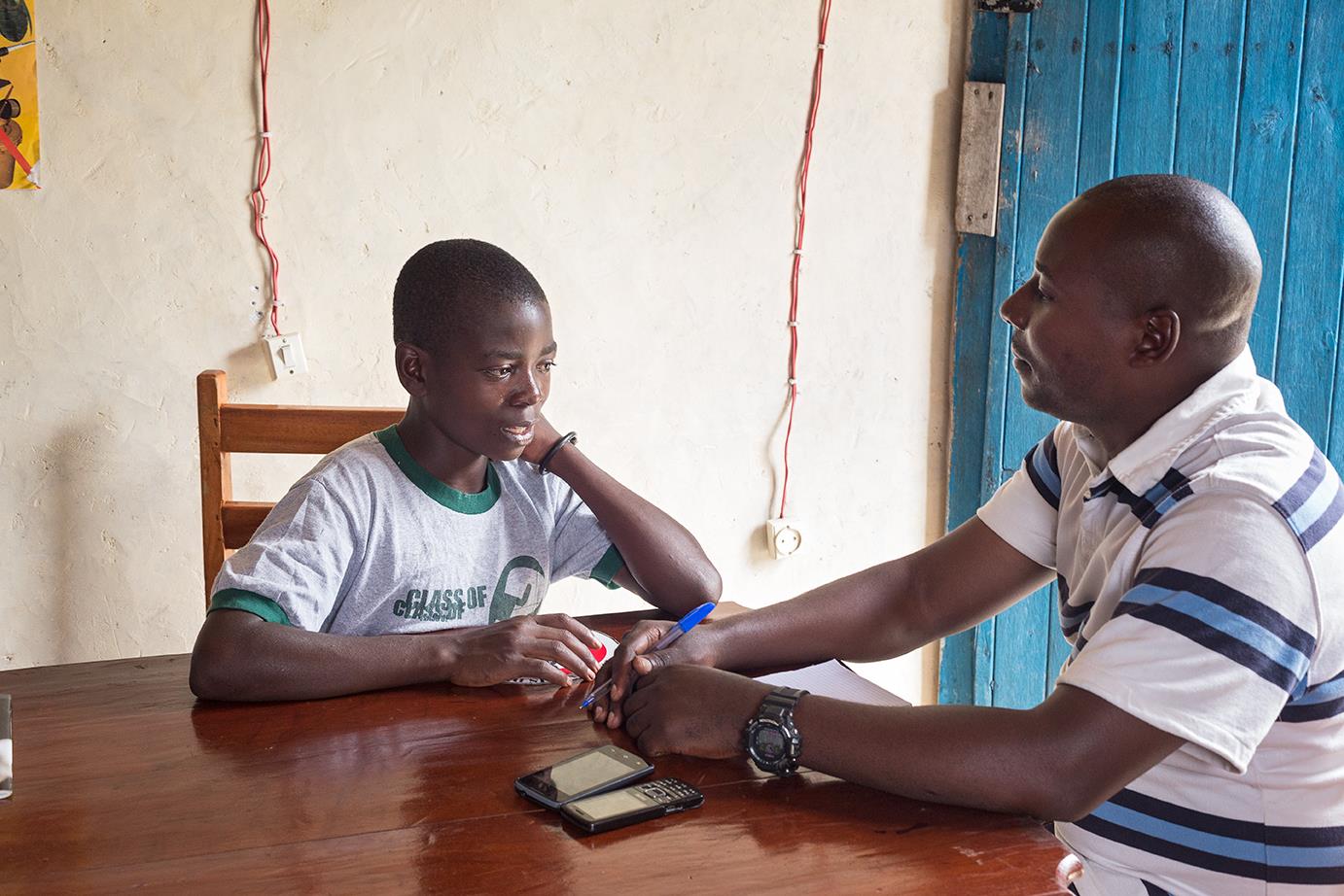 Psychologe Pascal Luhiriri im Gespräch mit einem Ex-Kindersoldaten