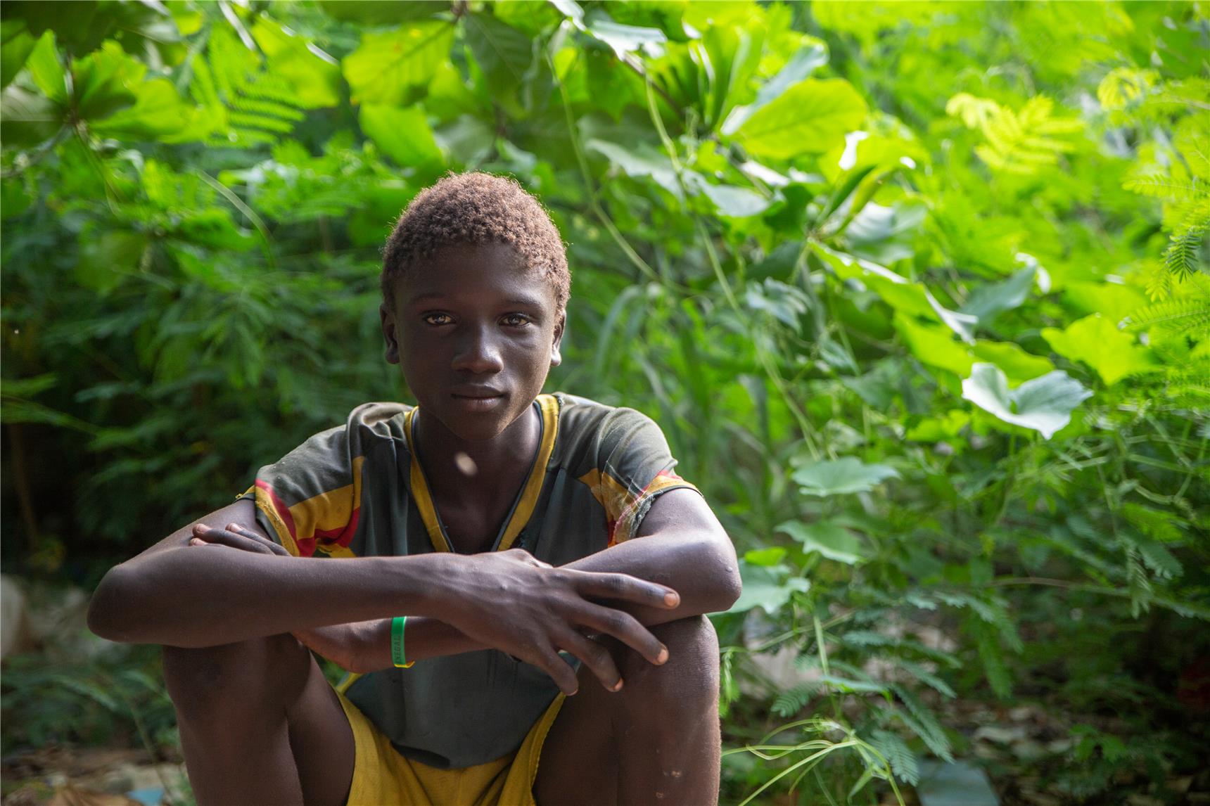 Mandiaye ist fünfzehn Jahre alt. Nachts kann er oft nicht schlafen, da die Straßenkinder ständig vor der Polizei vertrieben werden,