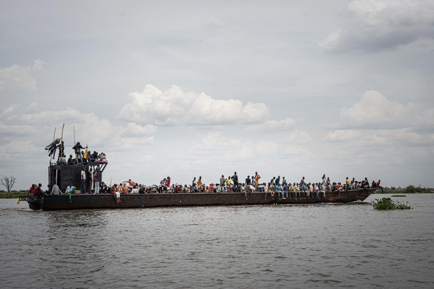 Flüchtlingsboot aus dem Sudan auf dem Weg nach Malakal auf dem Nil