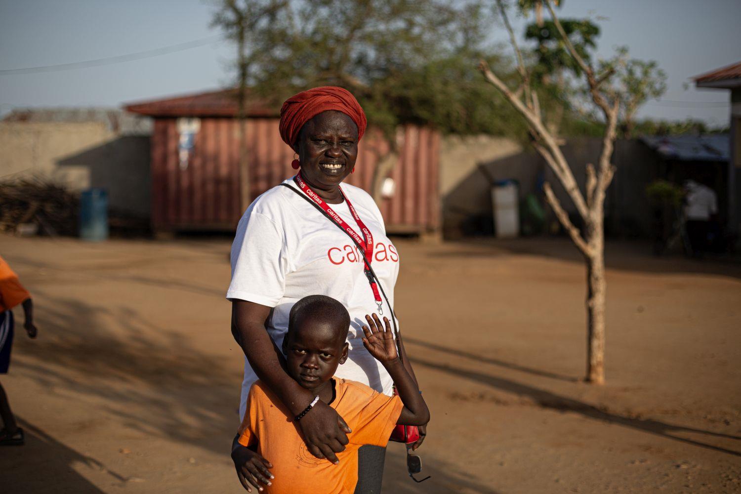 Betty Loro, Leiterin des St. Claire Waisenhaus in Juba, mit einem Waisenkind.