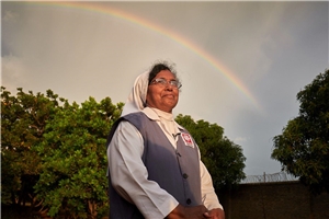 Sister Gracy unter einem Regenbogen