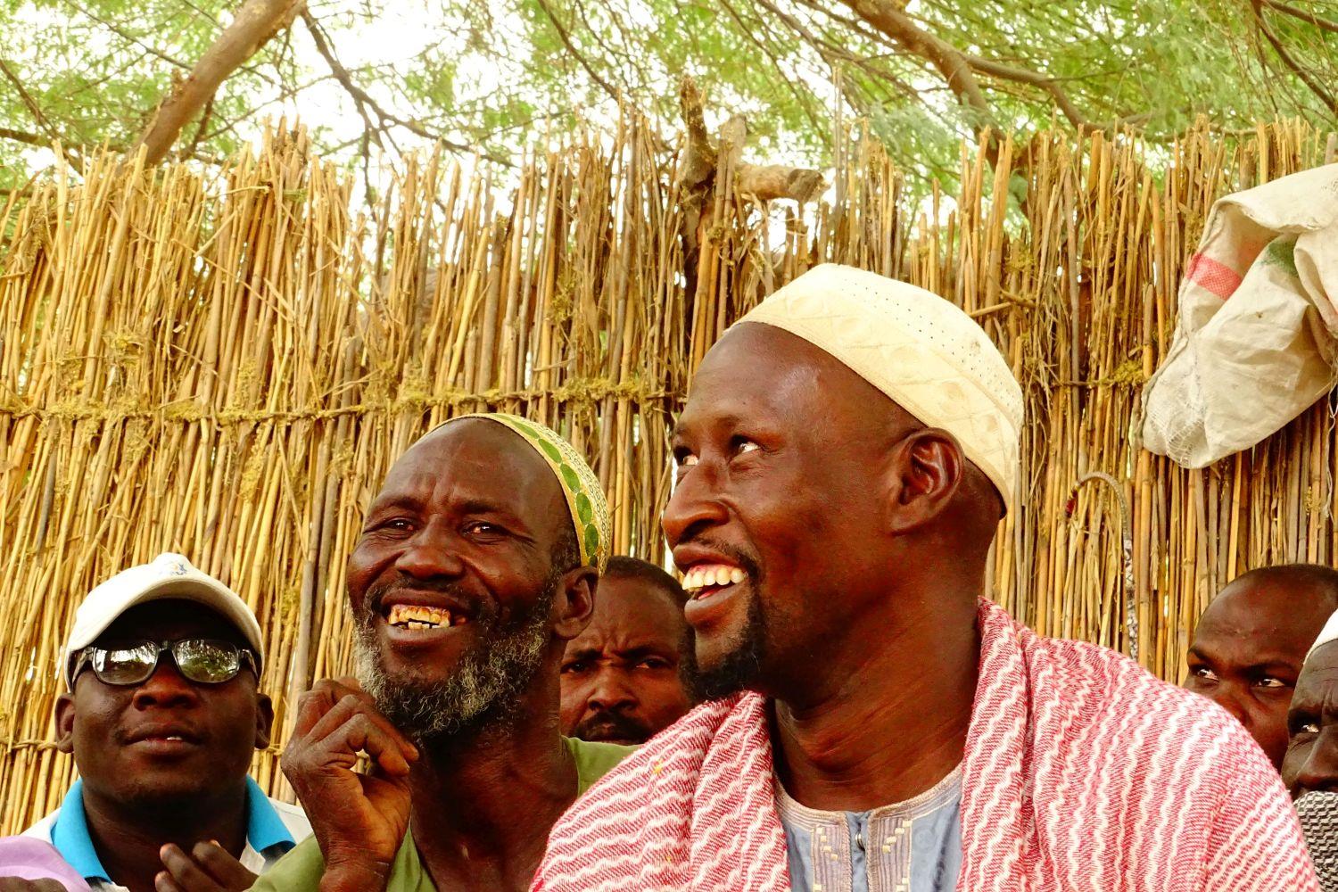 Männer, die in der Nähe des Tschadsees leben, sind glücklich über die Cash-Hilfen, die sie von der Caritas erhalten haben. Die Spenden-finanzierte Hilfe für den Tschad ermöglicht ihnen ein würdevolles Leben mit ihren Familien. 