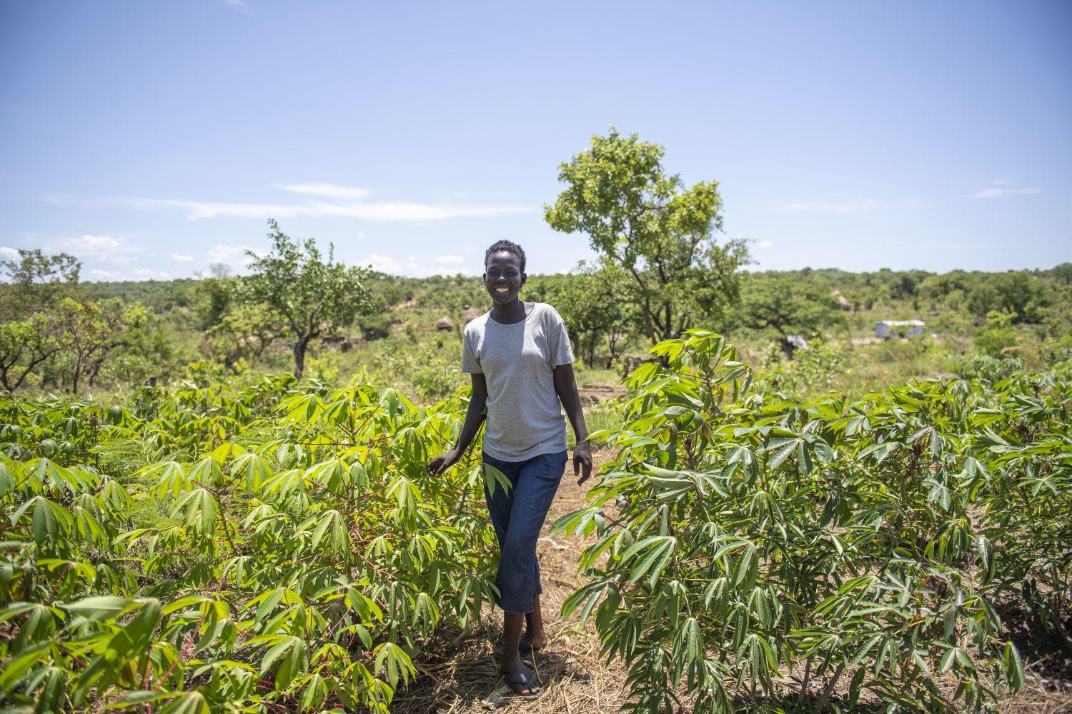 Brenda Amal aus dem Südsudan in ihrem Casava Feld 
