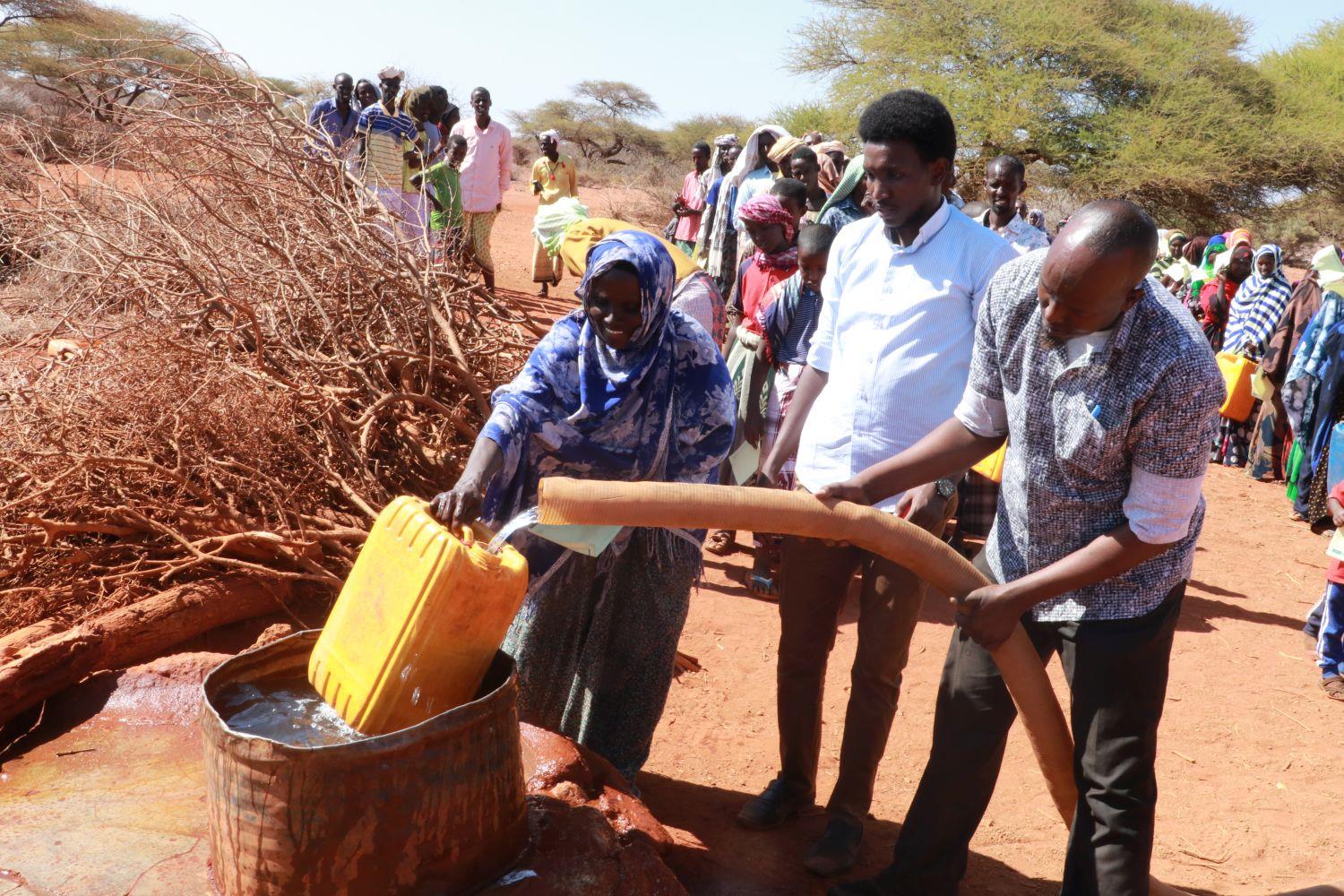 Die Partnerorganisation von Caritas international fährt mehrmals die Woche mit Wassertrucks in abgelegene Gebiete, die von der Dürre in Somalia besonders hart getroffen sind.