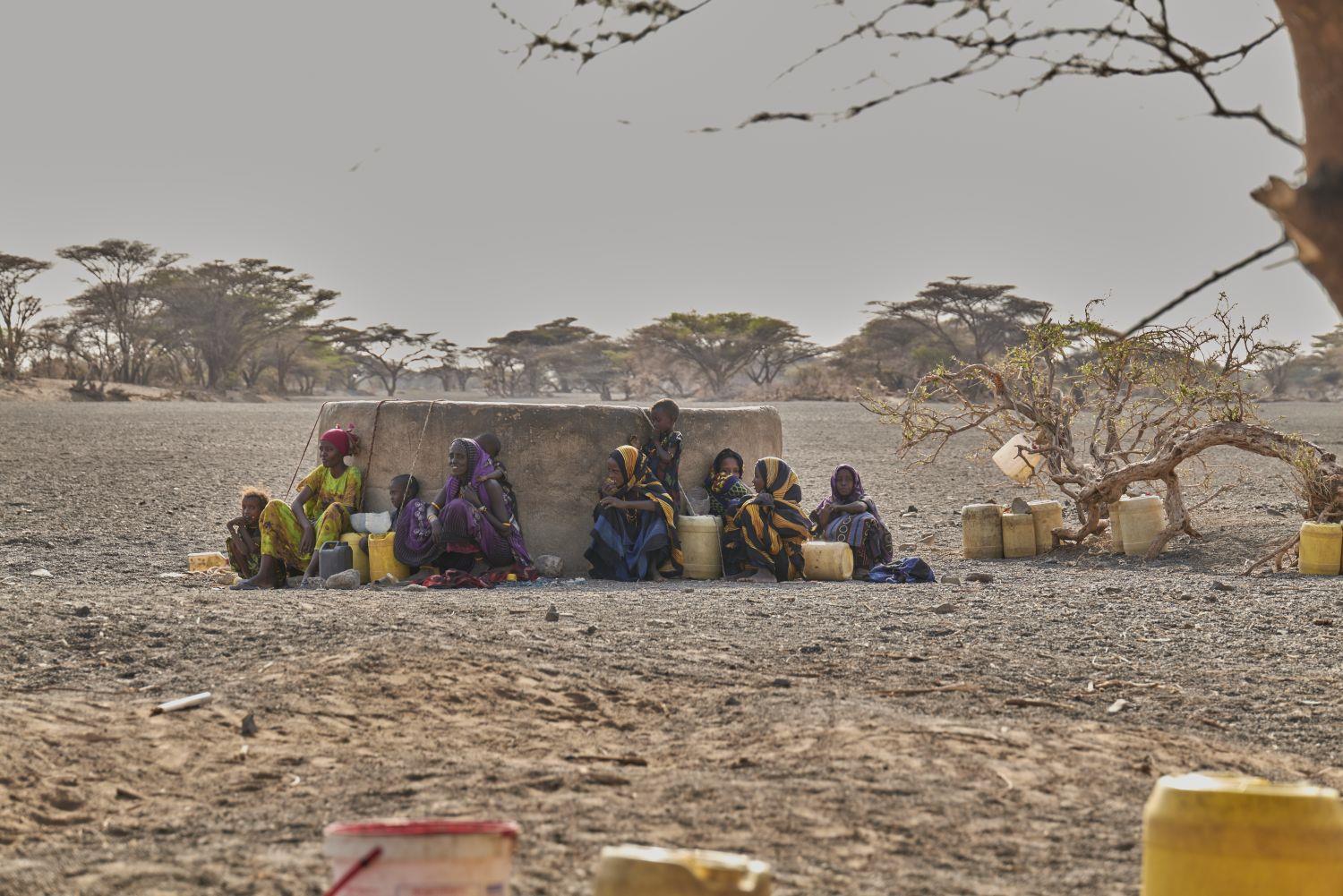 Frauen vor Brunnen in Kenia