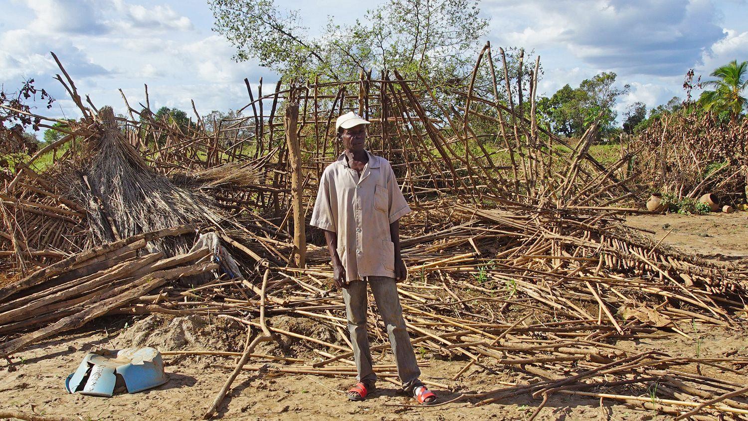 Mann vor den Überresten seines Hauses nach dem Wirbelsturm Idai in Mosambik