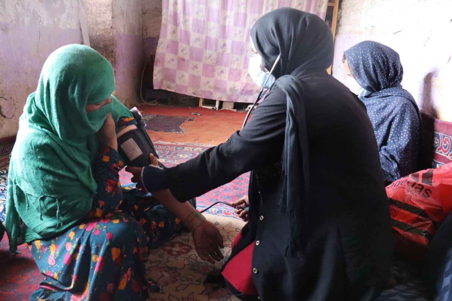 Eine Hebamme in Kabul untersucht ihre Patientin