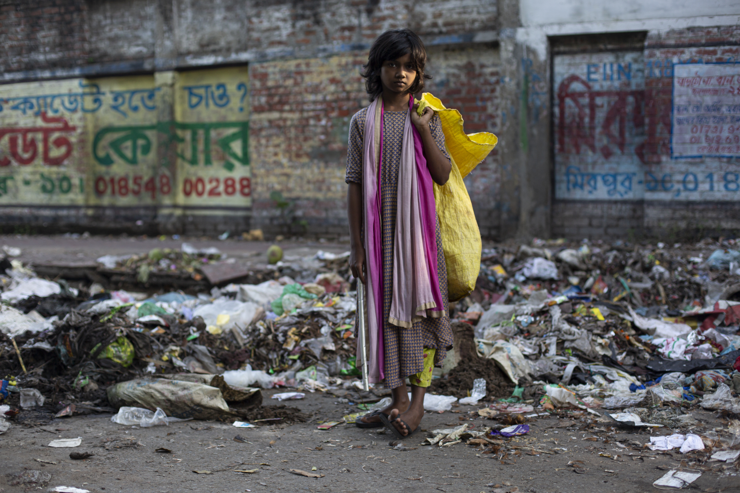 Boishakhi, Straßenmädchen aus Dhaka, sammelt Müll, um zu überleben.
