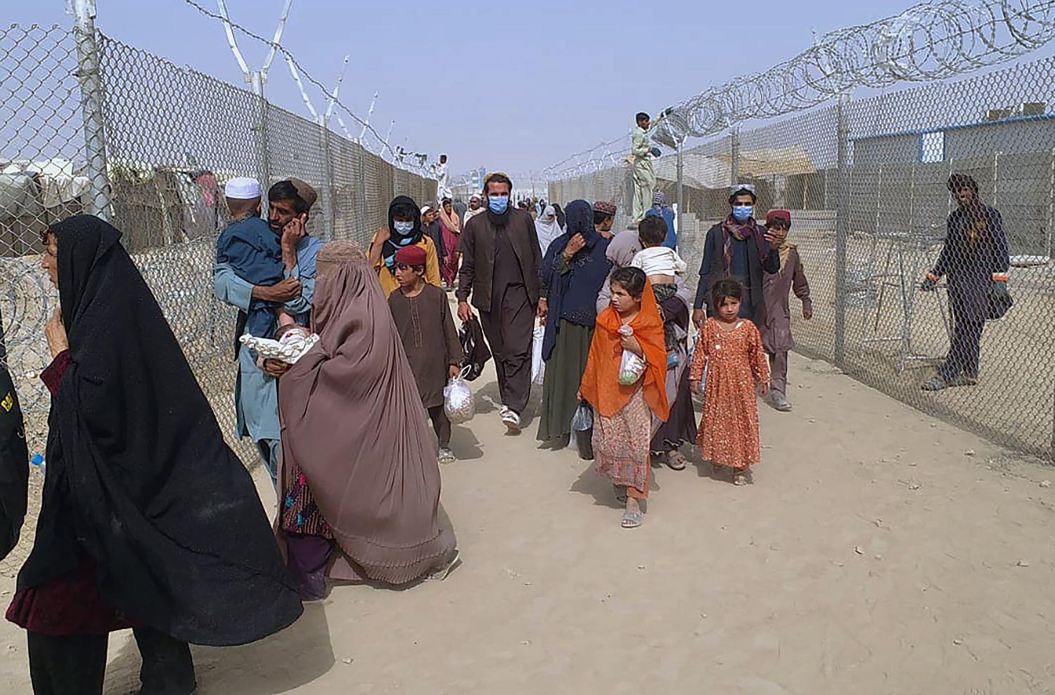Menschen flüchten über die afghanische Grenze
