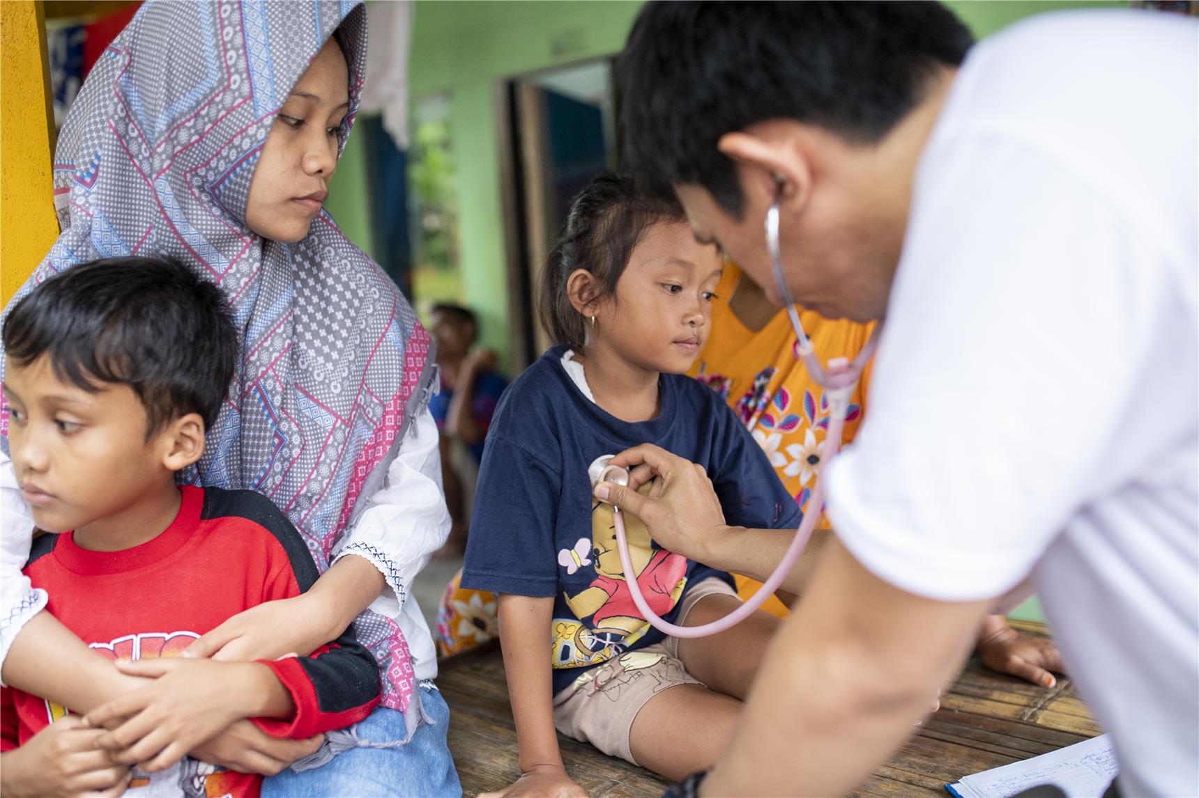 Indonesien: Arzt Christian Sikite untersucht Kinder, die in den vom Tsunami verwüsteten Gebieten leben.