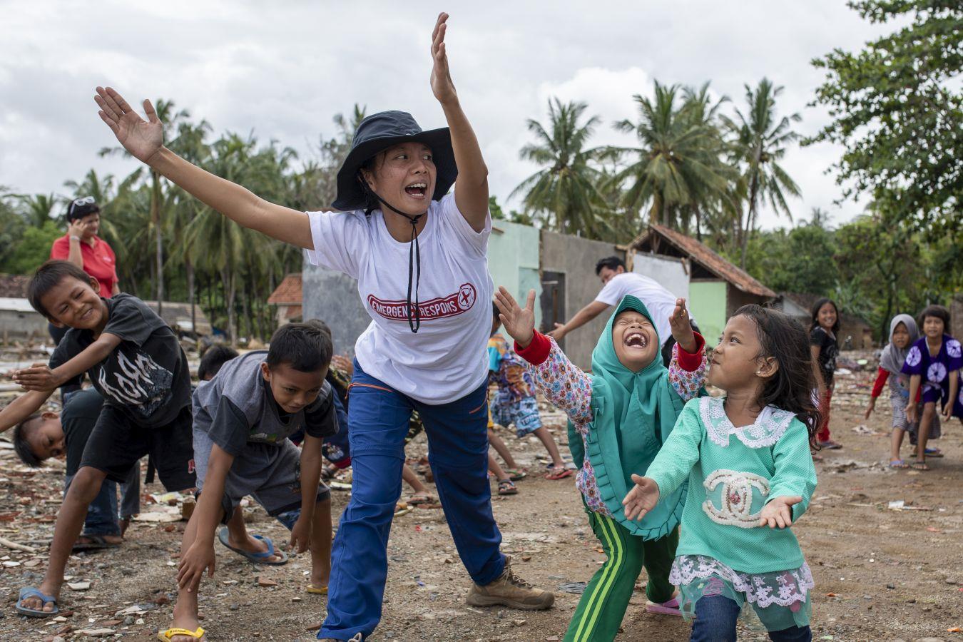Caritas-Freiwillige macht Übungen mit Kindern in Indonesien