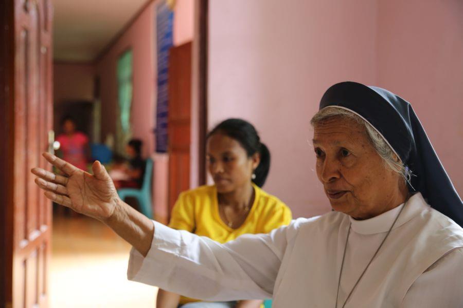 Eine Nonne reckt ihren Arm in die Höhe