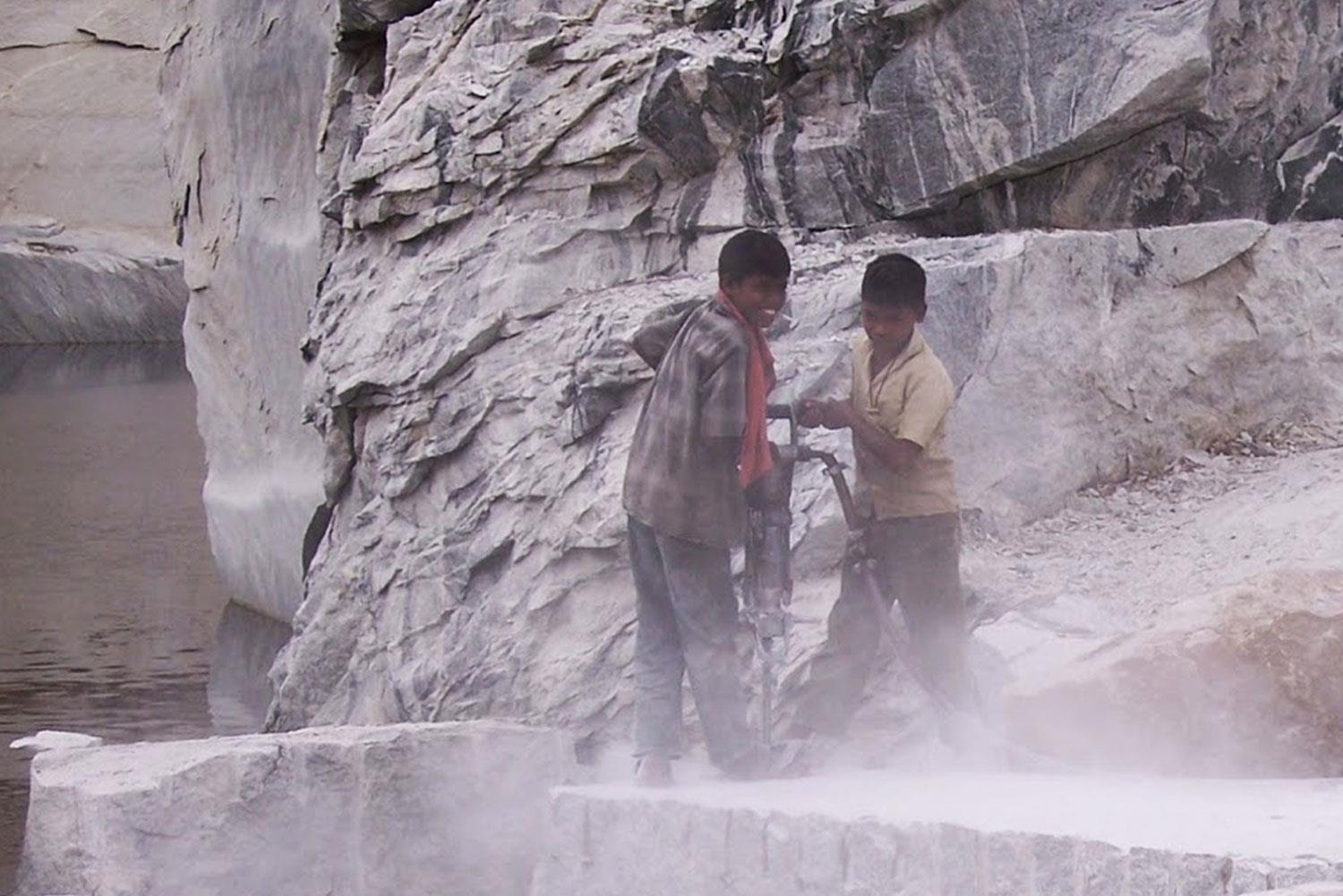Kinderarbeit-im-Steinbruch