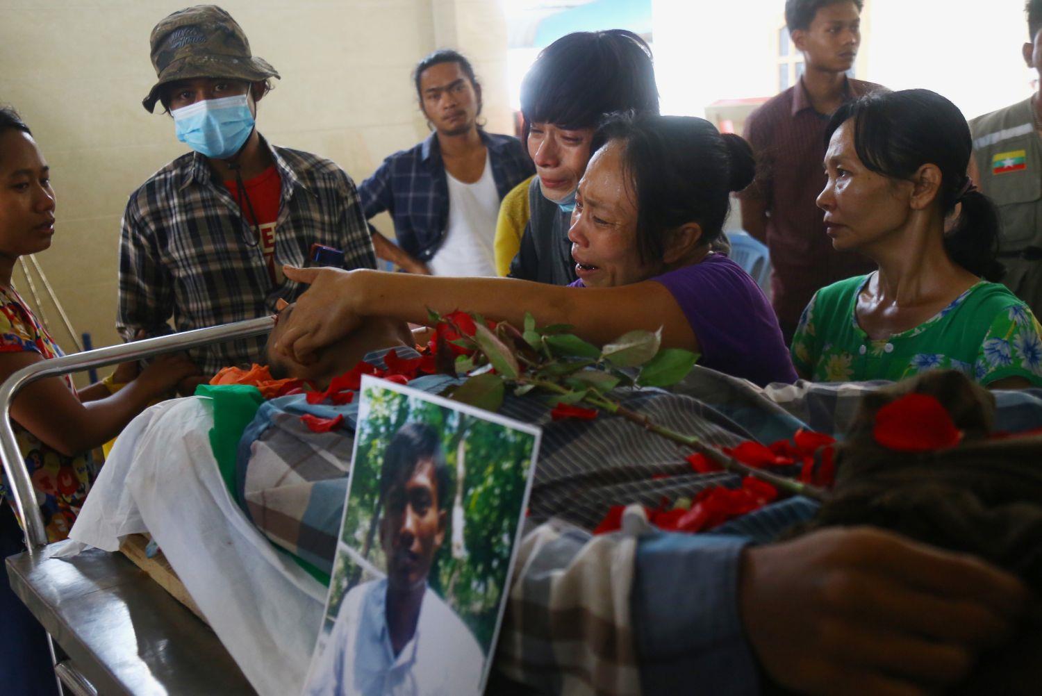 Caritas international: Eine Mutter trauert um ihren Sohn in Myanmar 