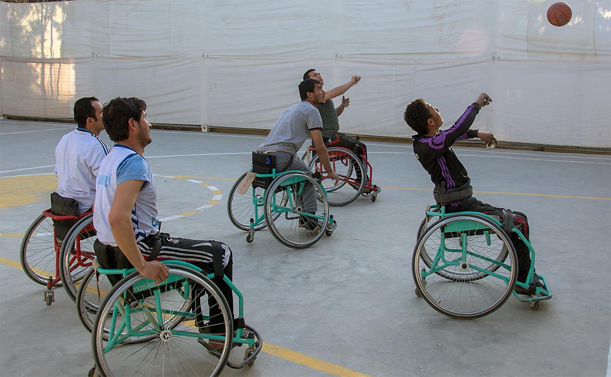 Rollstuhlfahrer spielen Basketball