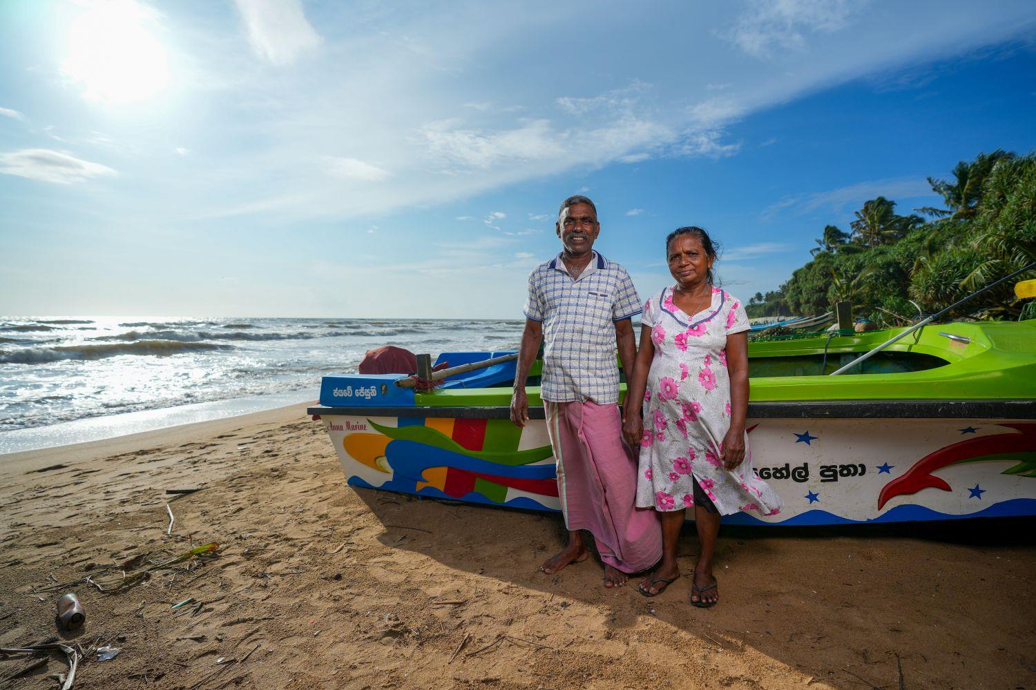 Das Ehepaar Shelton steht am Strand vor ihrem Fischerboot. Sie erhielten nach dem Tsunami Hilfe von der Caritas beim Wiederaufbau.