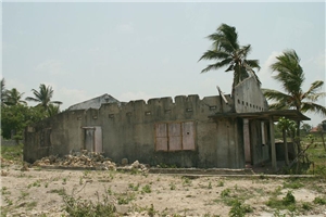 Ein durch den Krieg zerstörtes und verlassenes Haus.