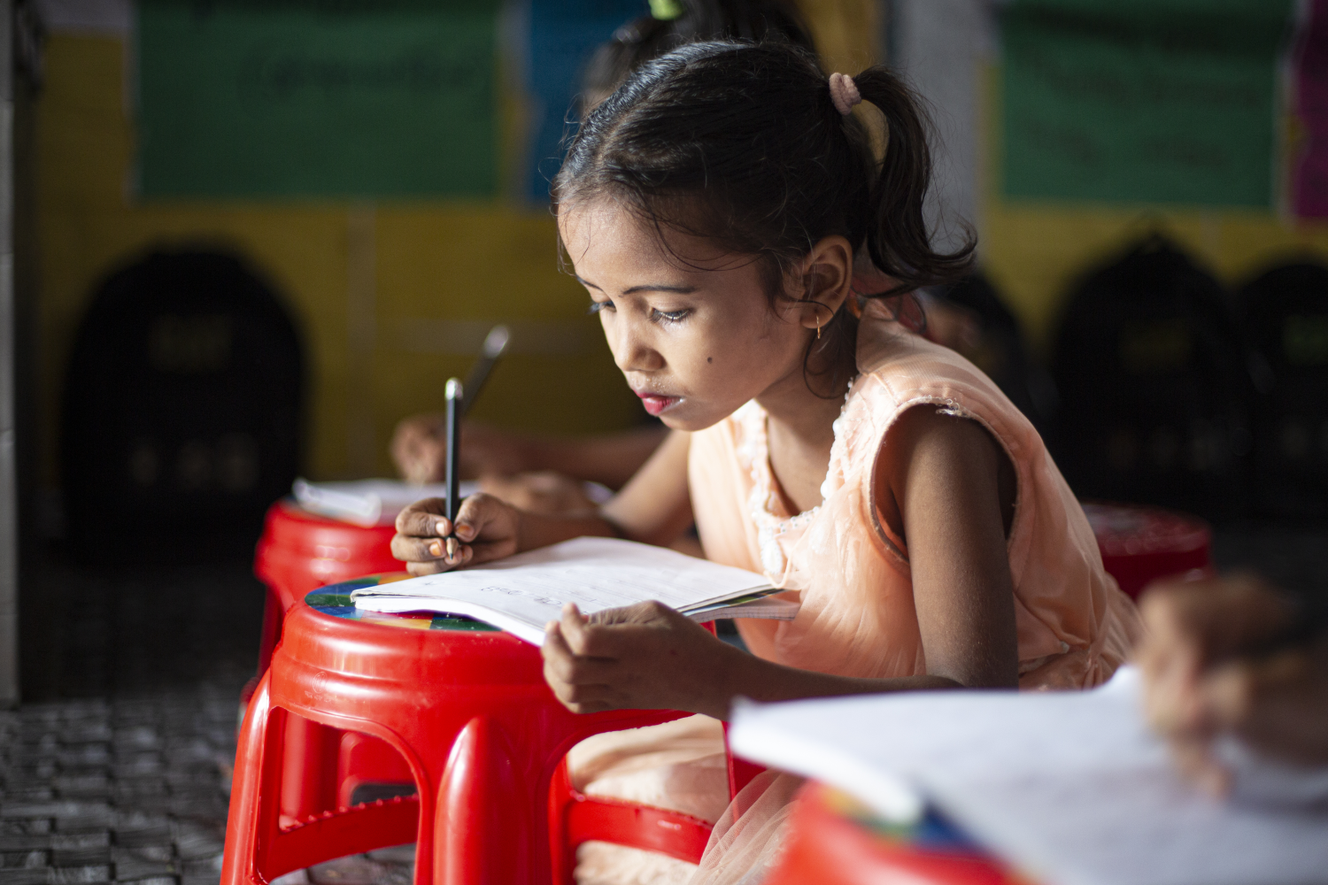 Sumaya, geflüchtete Rohingya, sieben Jahre alt, lernt in Caritas Learning Center in Kutupalong Lesen und Schreiben.