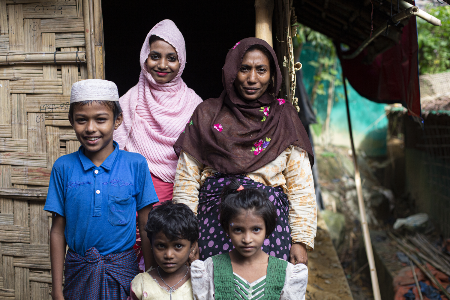 Toyaba Khatun, geflüchtete Rohingya, mit ihren Kindern in dem Camp Kutupalong in Banladesh