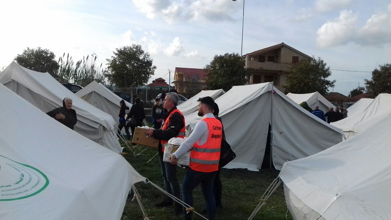 Essensverteilung nach Erdbeben durch die caritas Albanien