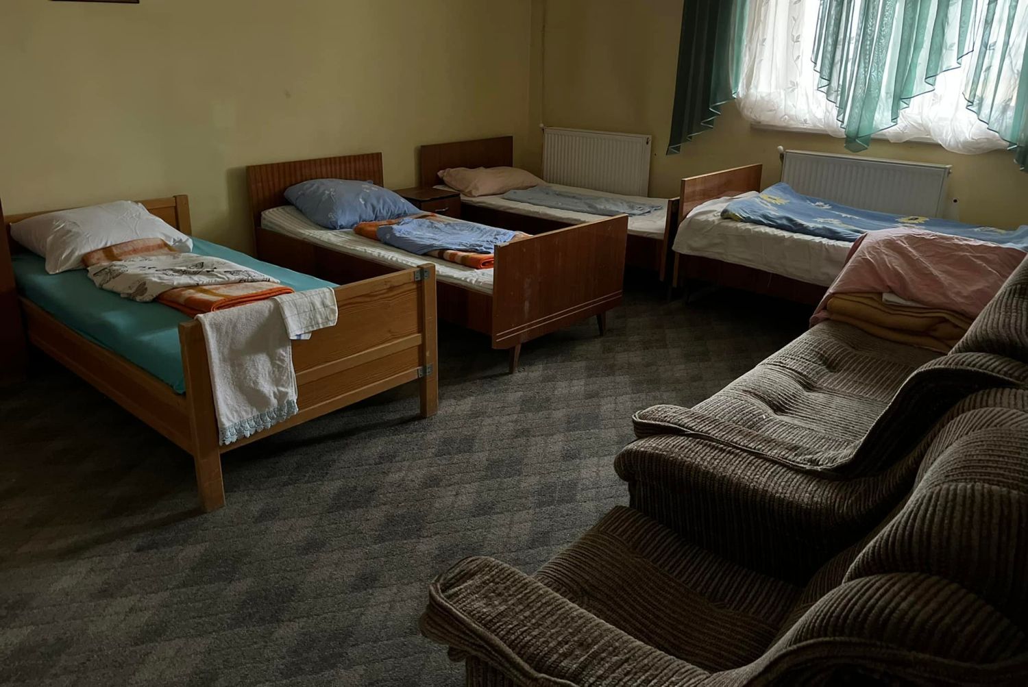 Bettenlager für Binnenvertriebene in Ternopol 
