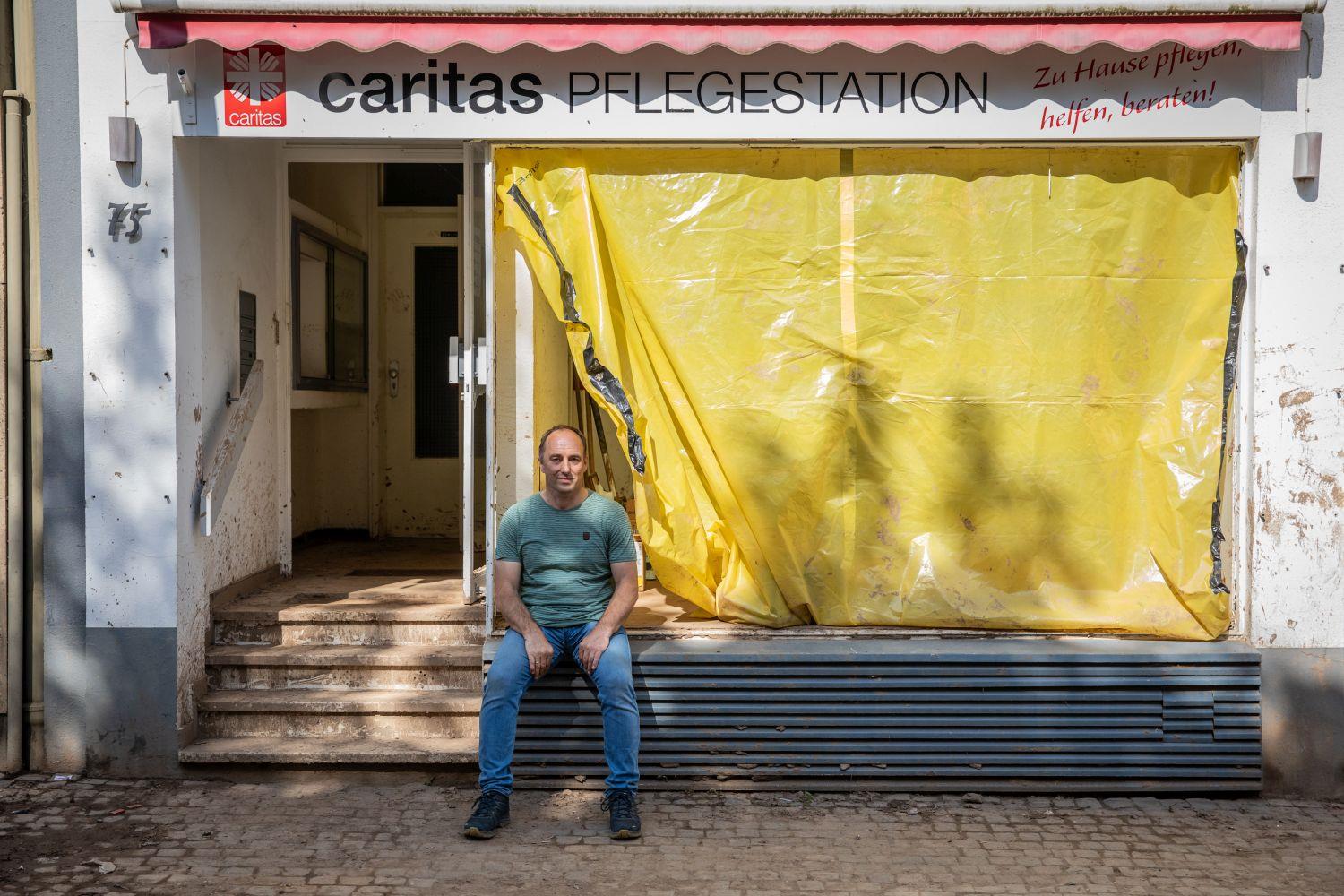 Pflegestations-Leiter Olzem vor der Caritas-Einrichtung, die von Flut und Hochwasser zerstört wurde.