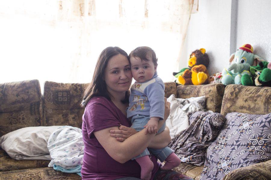 Eine Frau aus der Ukraine und ihr Sohn, die nach Russland geflohen sind