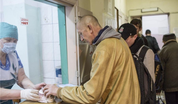 Essensausgabe in der Obdachlosenkantine in Sankt Petersburg
