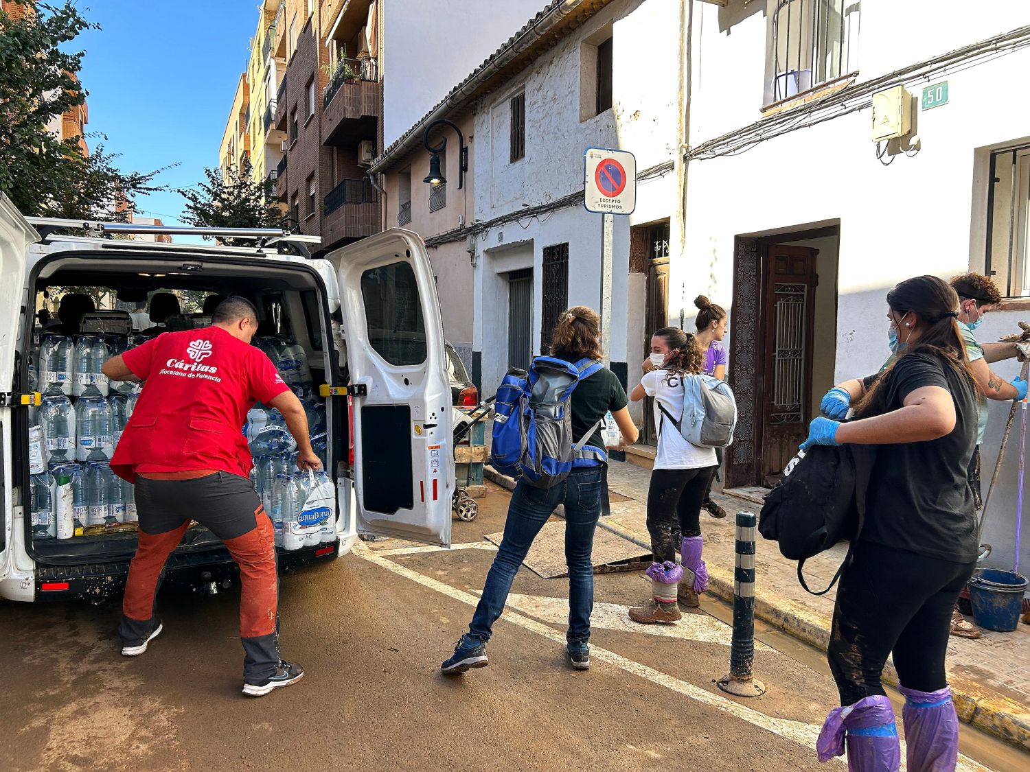 Caritas-Helfer:innen verteilen Trinkwasser in Spanien.