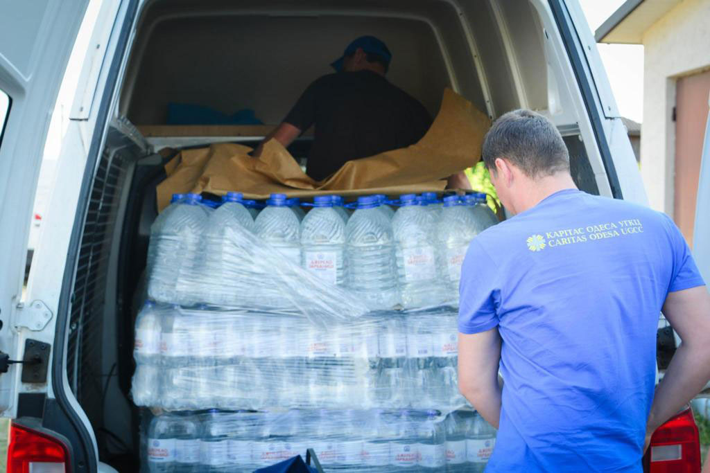 Trinkwasserlieferung Caritas Odessa
