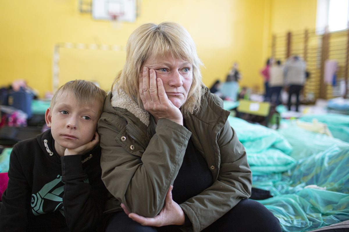 Mutter mit elfjährigem Nikita in einer Notunterkunft 