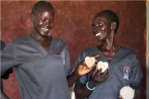 Frauen mit Seife im Südsudan