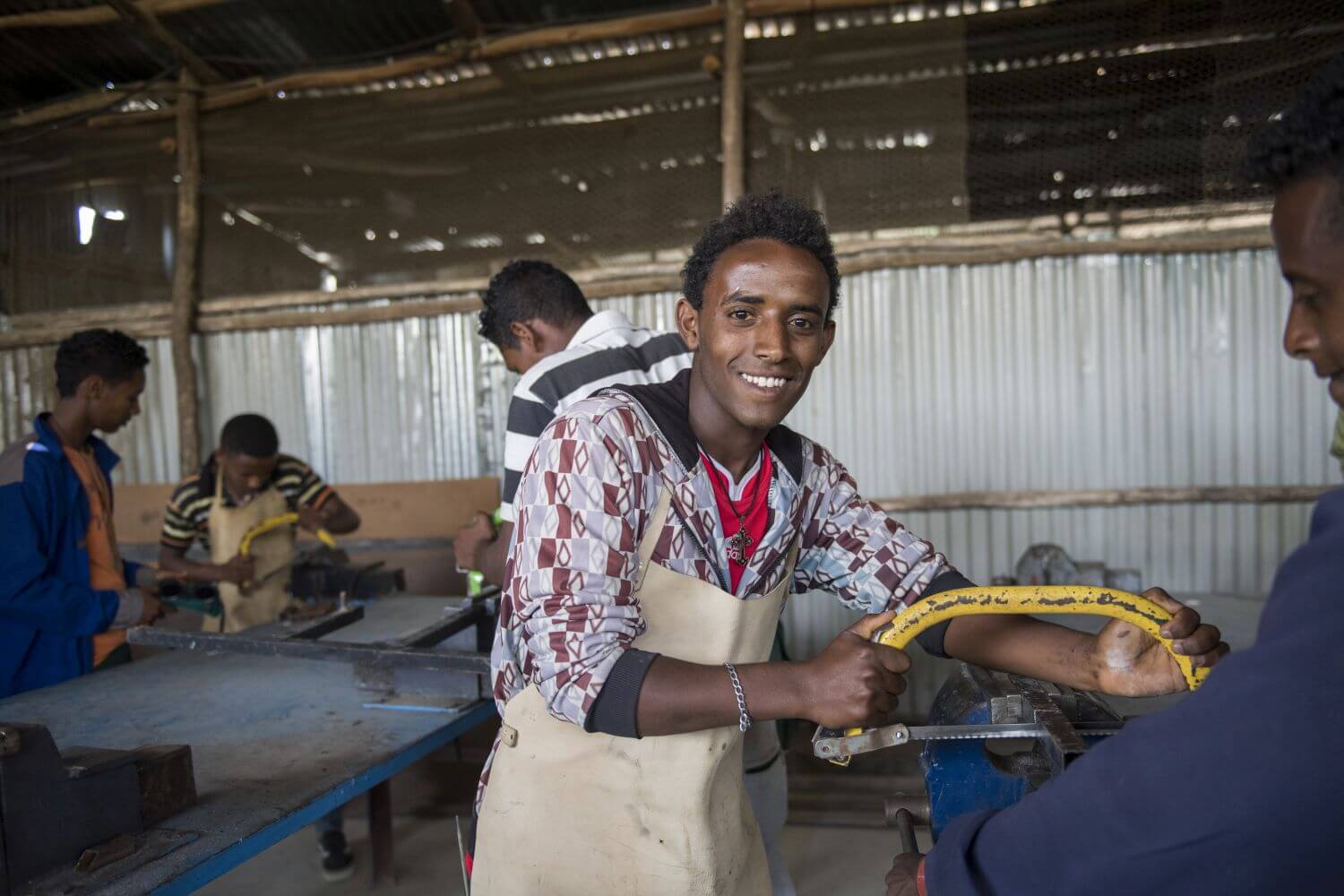 Jugendlicher in Ausbildung bei der praktischen Arbeit, Äthiopien