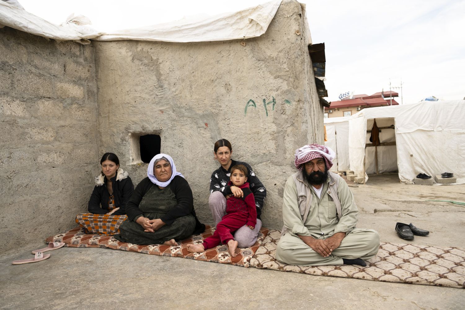 Auch viele Jahre nach dem Ende des IS Terrors sind noch mehr als eine Million Menschen Vertriebene im eigenen Land. So wie diese Kinder einer jesidischen Familie im Nordirak.